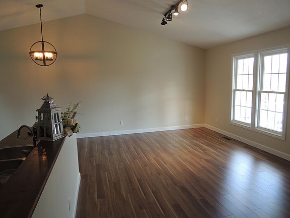 5th image of 2100 Meadowview Dr