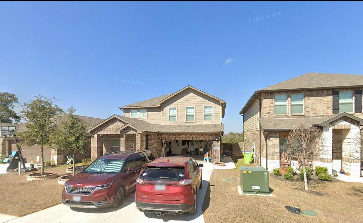 4 bed, 2.5 bath, 2886 sqft, $1,300 — Photo 1