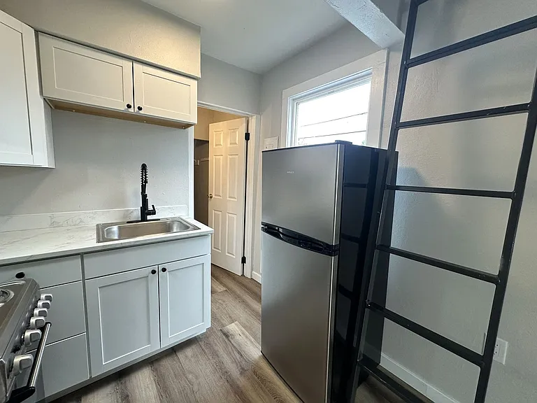 2317 Grand- 5 Unit — Photo 5