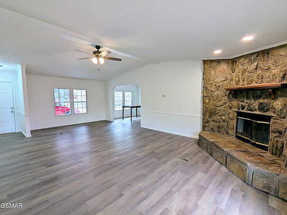 3rd image of 410 Allen Rd