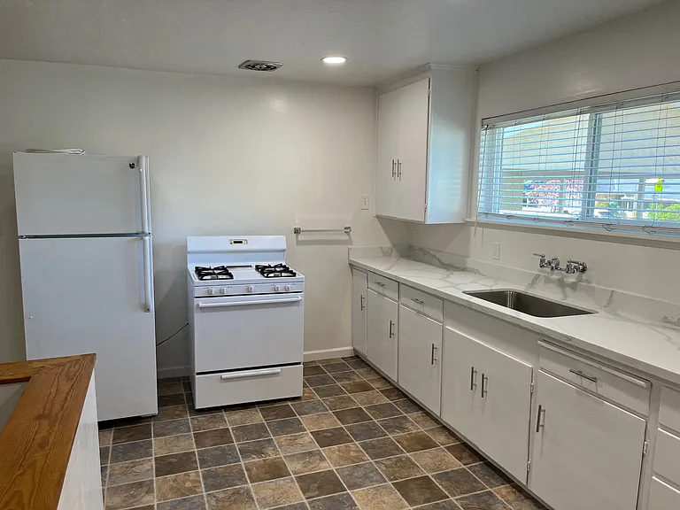 416 Tyrella Ave — Photo 10