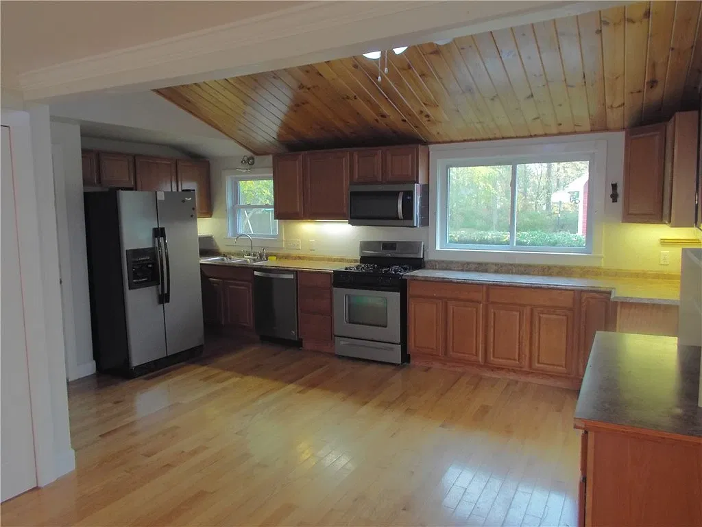 4 bed, 1.5 bath, 2656 sqft, $2,500 — Photo 2
