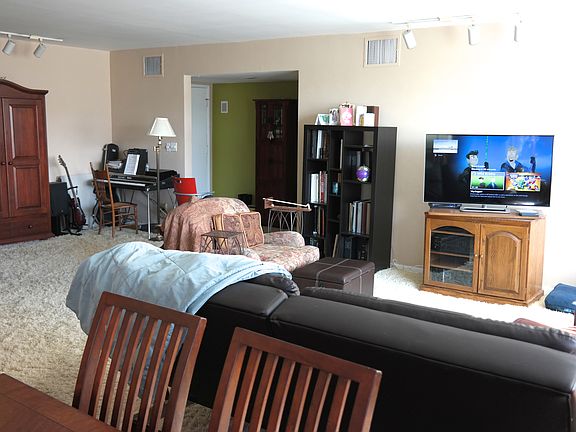5th image of 5339 Newcastle Ave Unit 302