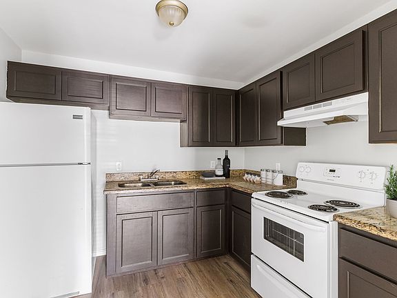 4th image of 2419 Cross St #5