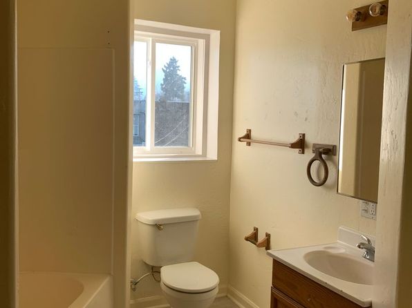 552 SE Pacific Ave #9