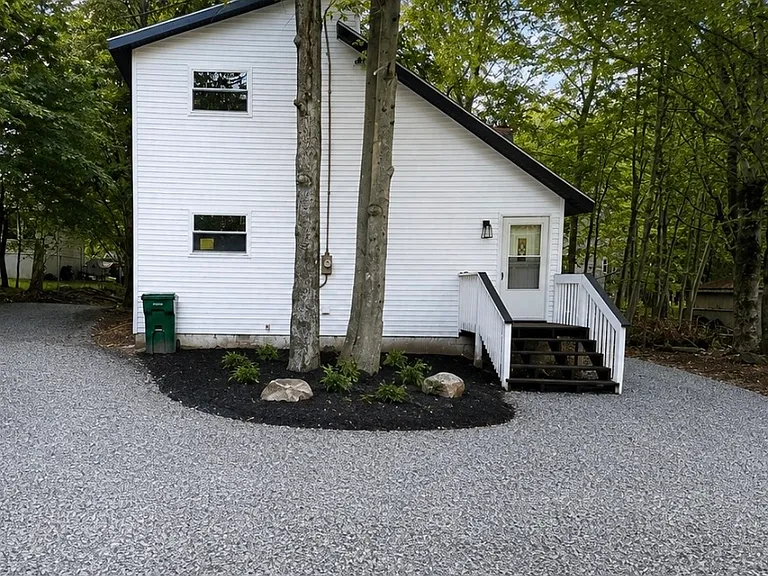484 Country Place Dr — Photo 1