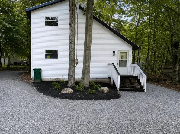 484 Country Place Dr, Tobyhanna, PA 18466