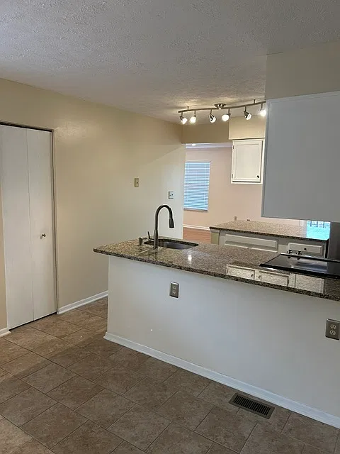 3 bed, 3.5 bath, 1800 sqft, $2,425 — Photo 3