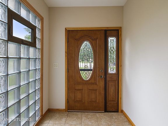 3rd image of 609 Meadow Ct