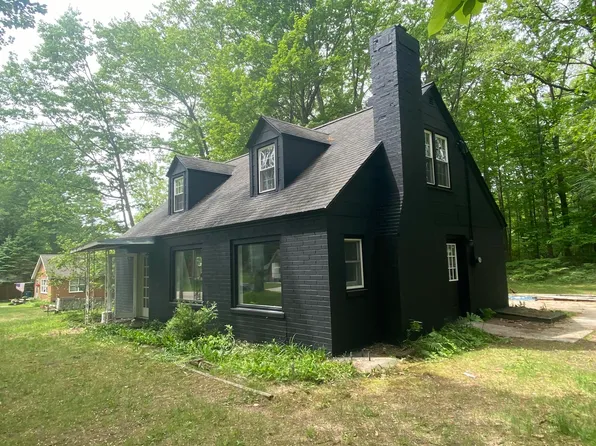 1209 E 6th St, Pentwater, MI 49449