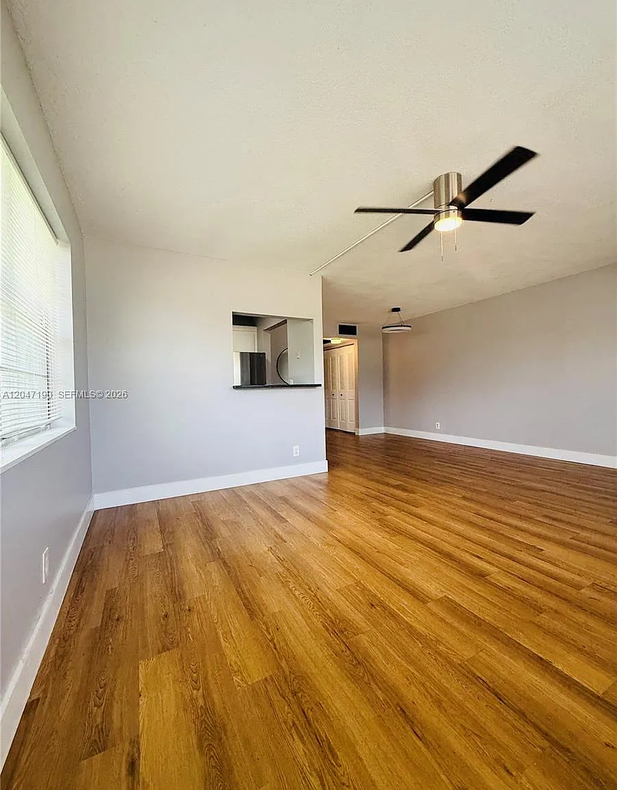 Windsor Condos — Photo 2