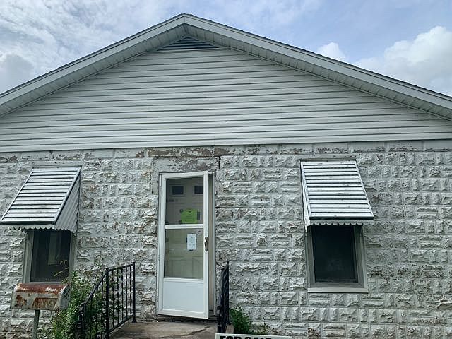1st image of 412 E Grand Prairie St