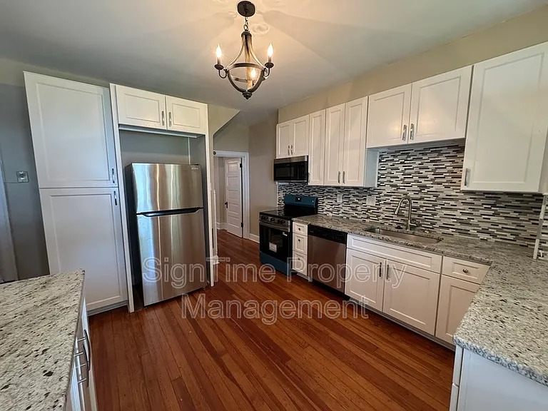 864 Mulberry Ave — Photo 1
