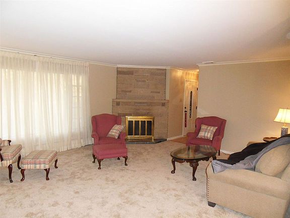 3rd image of 326 Hamilton Dr