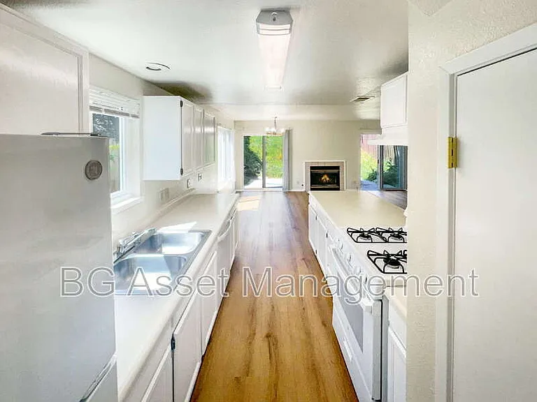810 3rd St — Photo 3