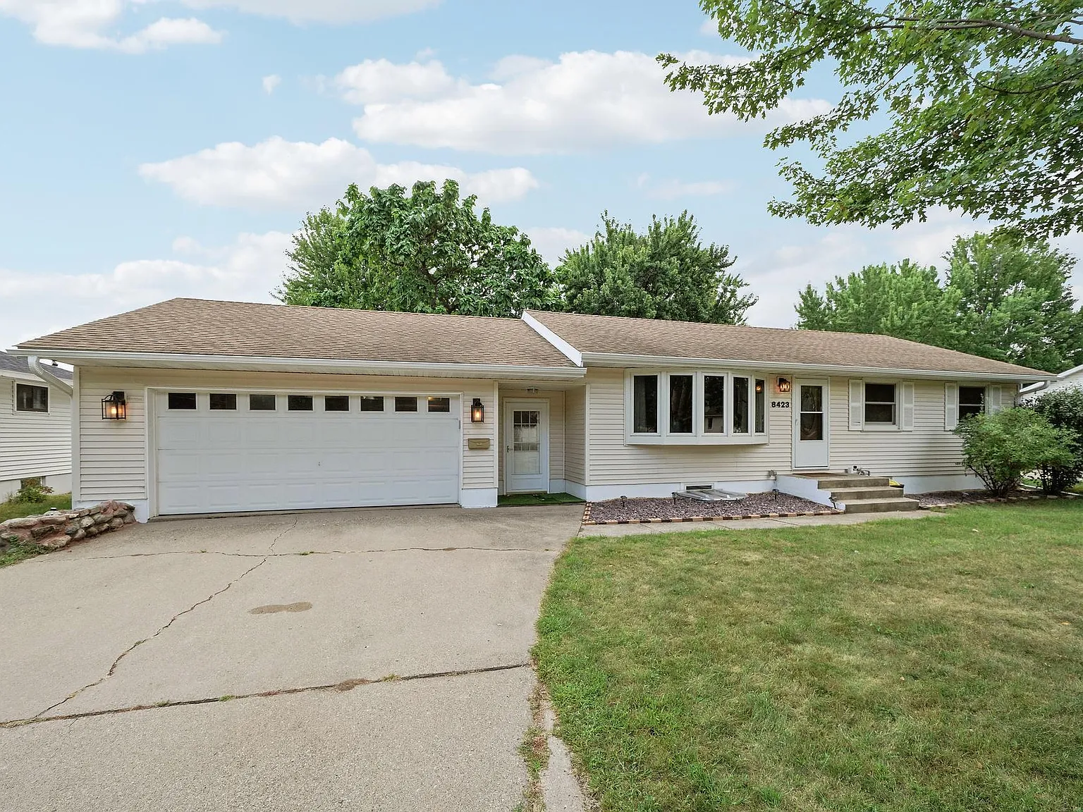 5 bed, 2.0 bath, 2605 sqft, $3,500 — Photo 2