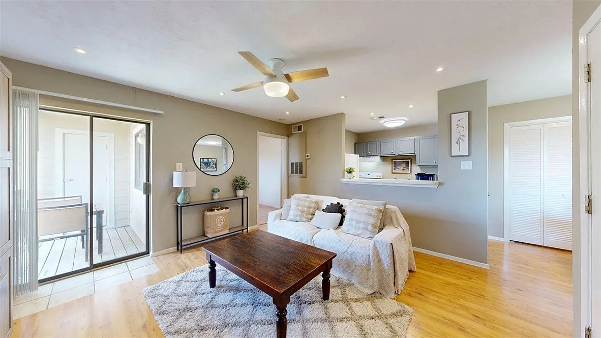 2 bed, 890 sqft, $1,200 — Photo 3