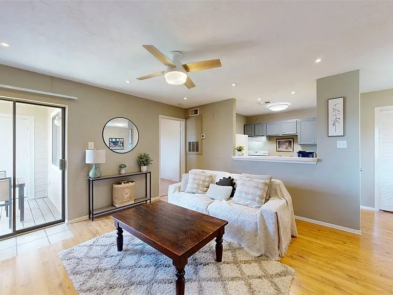 1901 Holleman Dr W #412 — Photo 3