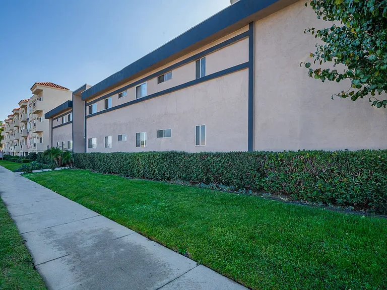 Chateau 16700 Devonshire Apartments, LLC — Photo 10