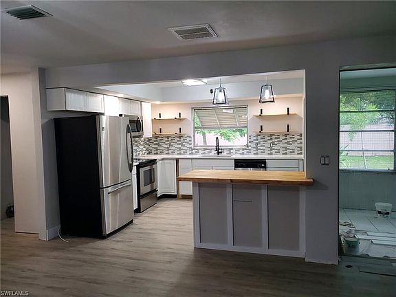 5th image of 839 Entrada Dr S