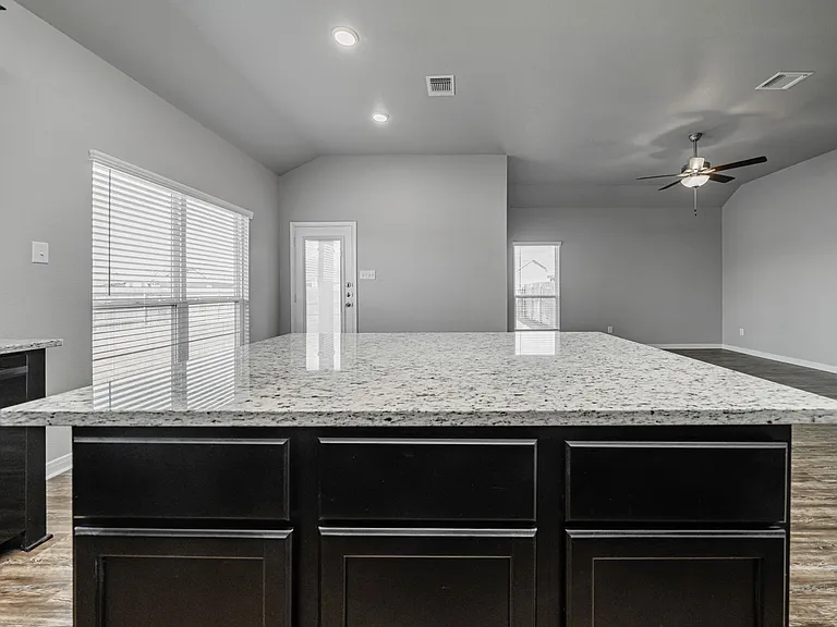 1368 Kingsgate Dr — Photo 13