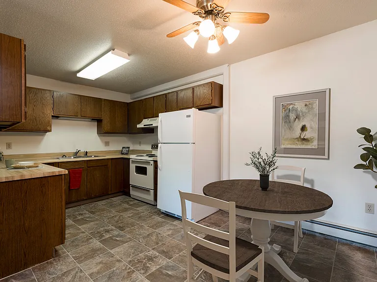 Rosser Apartments — Photo 2