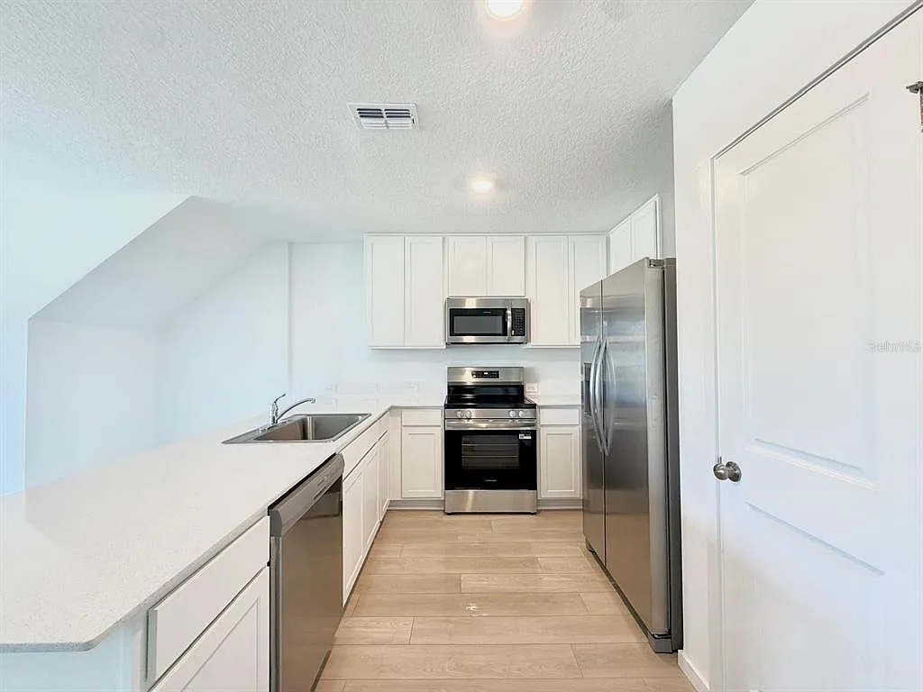 3 bed, 2.5 bath, 1378 sqft, $2,080 — Photo 3