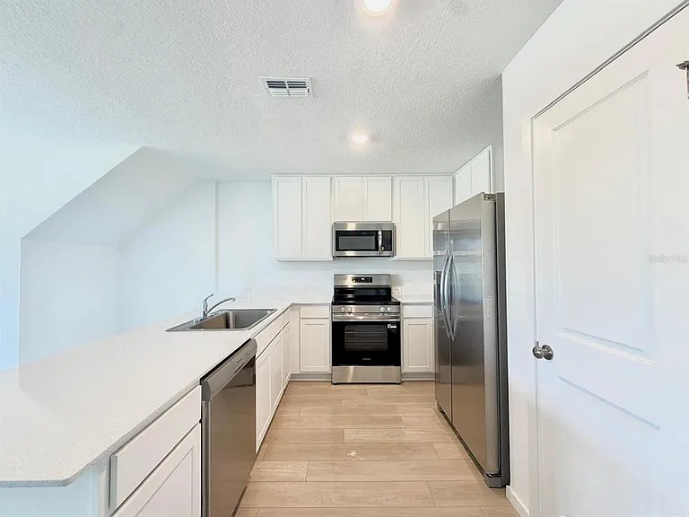 836 Lynx St — Photo 3