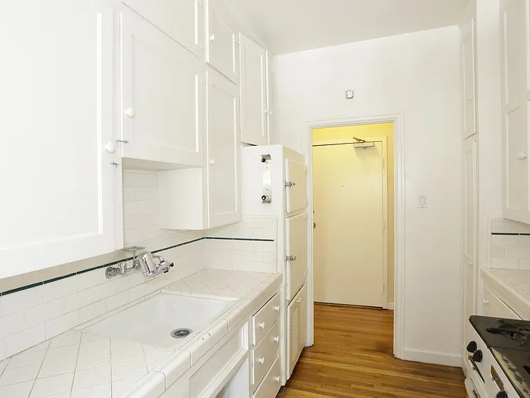 600 S Burnside Ave #4 — Photo 19