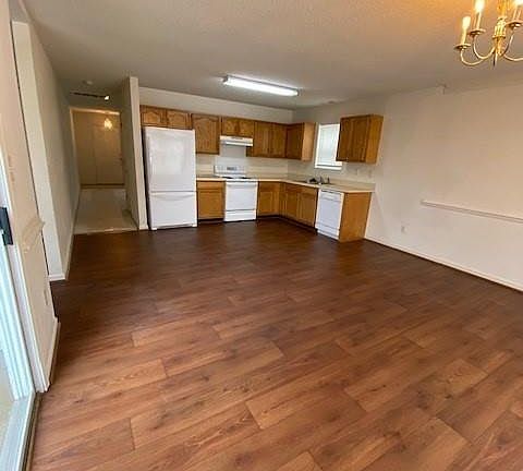 4th image of 393 Tyler Ave