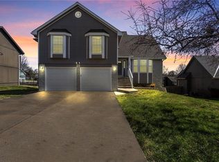 109 SW Drew Ln, Lees Summit, MO 64081