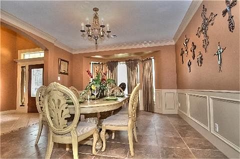  Inviting formal dining room. Great for entertaining guests.