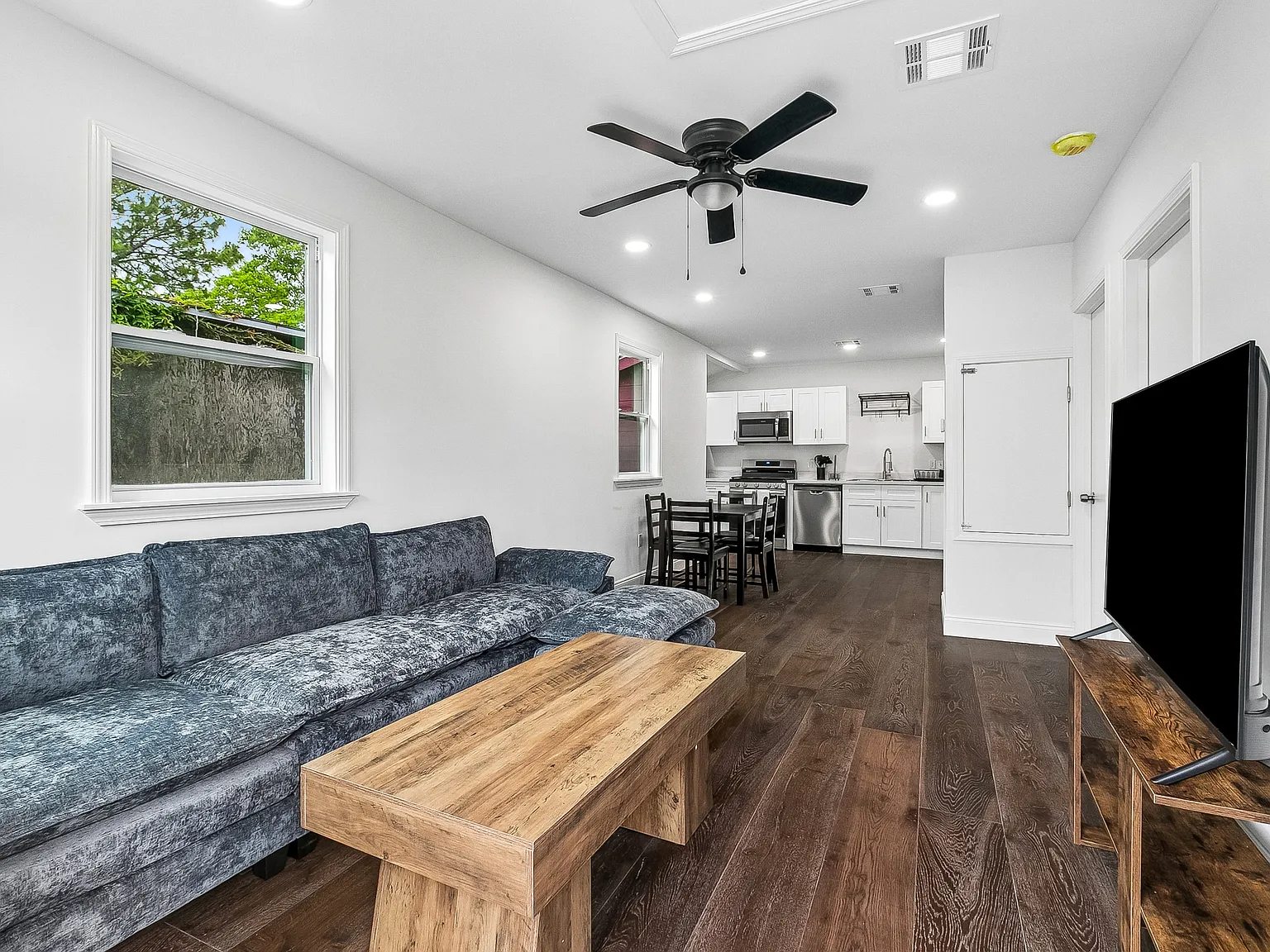 2 bed, 1100 sqft, $3,000 — Photo 2