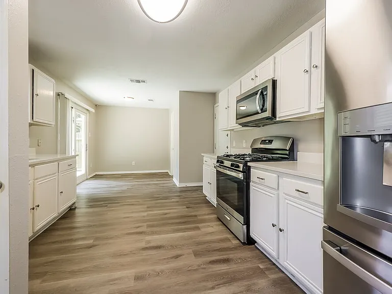 18450 Hollow Oaks Cir — Photo 7