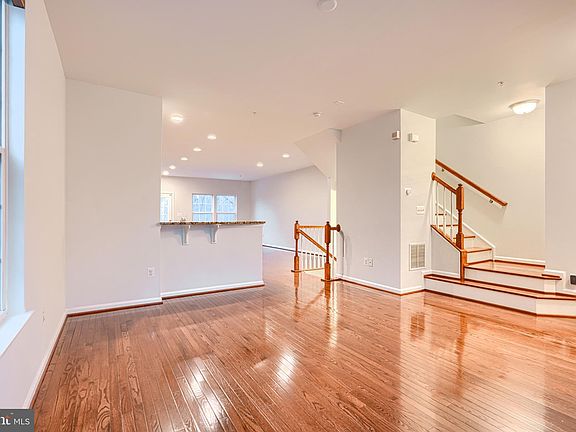 5th image of 372 Paladium Ct