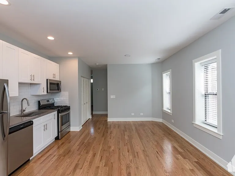 2107 N Sedgwick St — Photo 2