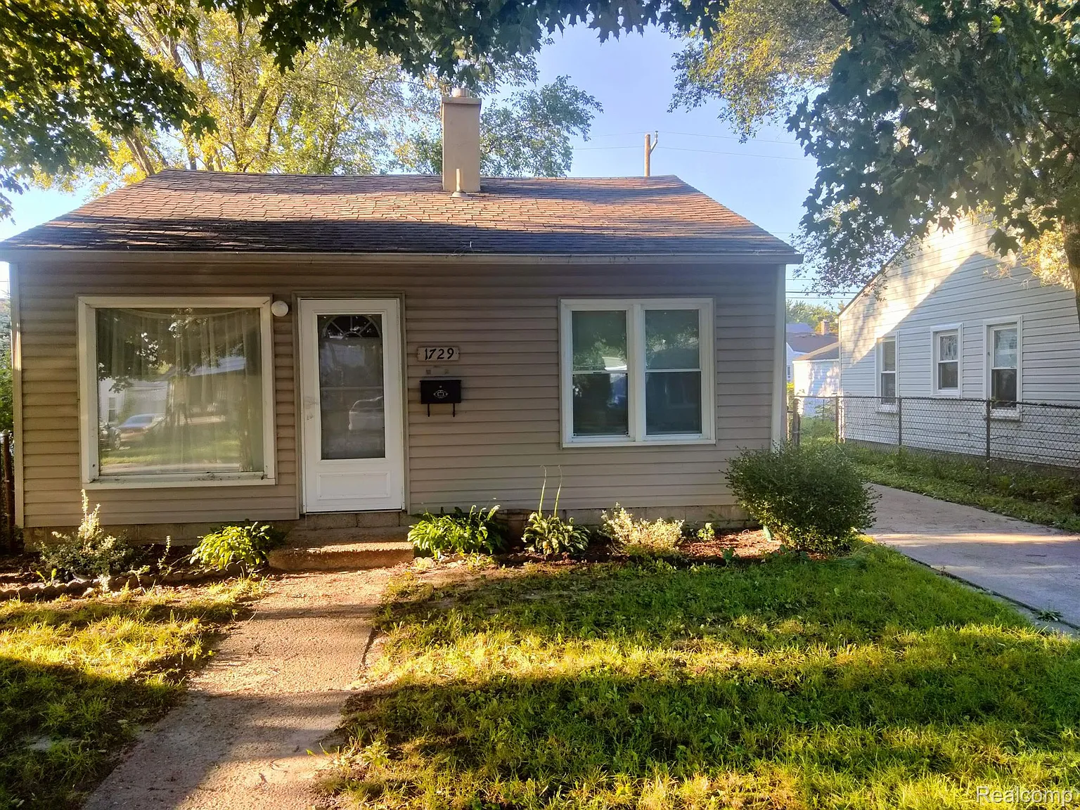 1729 E Meyers Ave photo 1