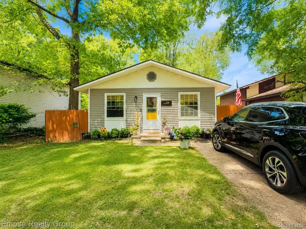 2716 Sinclair Ave, Waterford, MI 48328