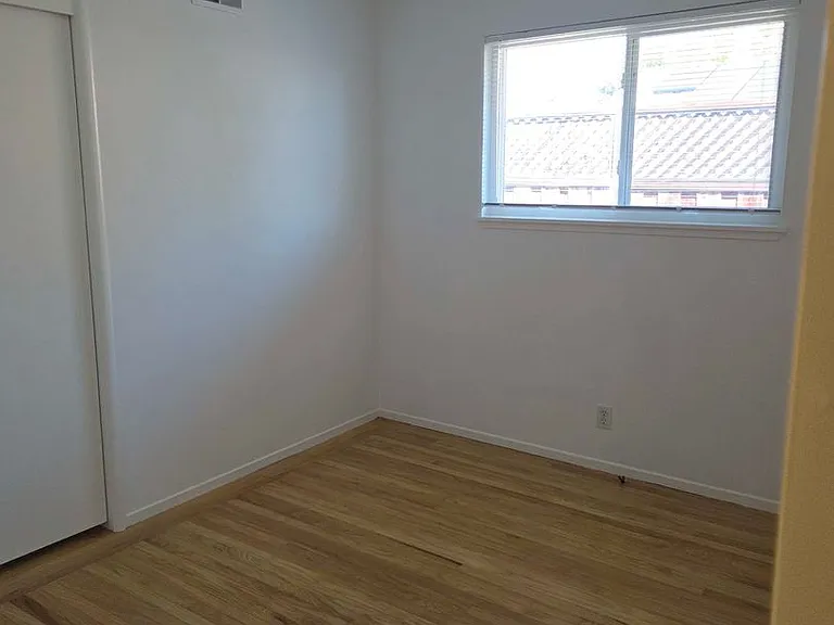 915 Notre Dame Ave — Photo 11