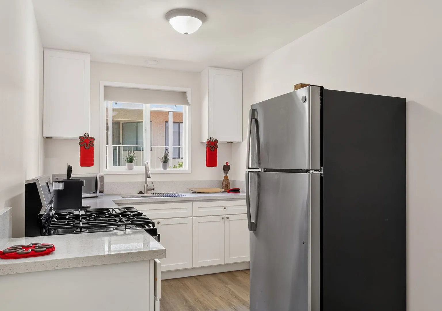 Charming 1 Bedroom Condo Just Blocks from the Beach! — Photo 4
