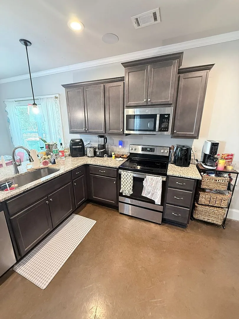 4 BR/ 4BA Home Located on MLK — Photo 4
