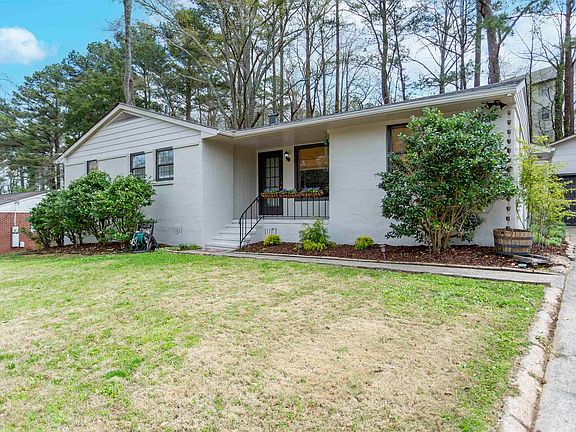 3rd image of 1621 Cresthill Rd