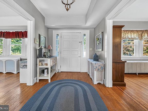 5th image of 121 Forest Ave