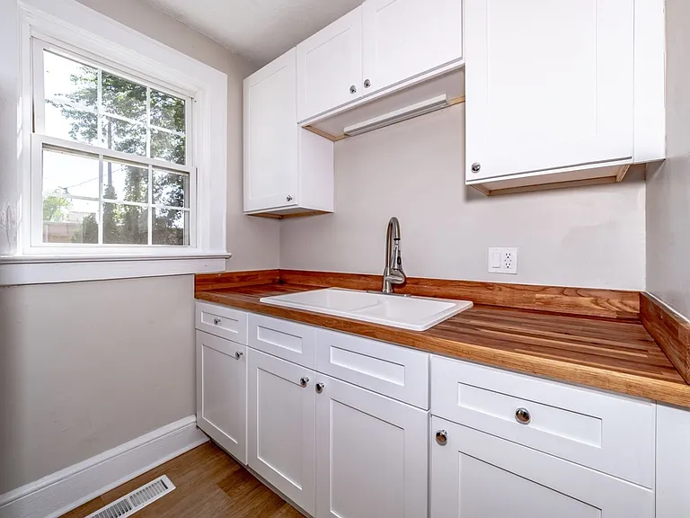 124 Haynsworth St — Photo 9