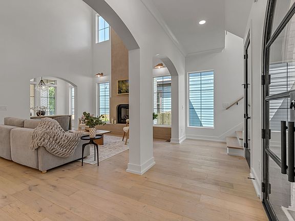 4th image of 802 N 5th St