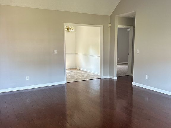 5th image of 2220 Rosecran Cir