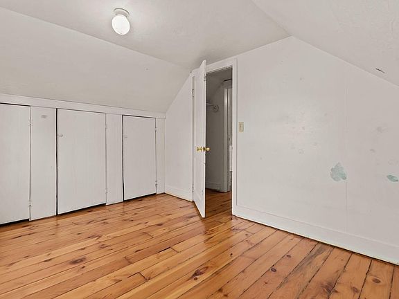 5th image of 715 W Commercial STREET