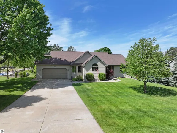 9222 Mockingbird Ln, Cadillac, MI 49601
