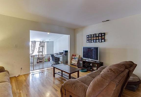 4th image of 3853 Knoxville Ave
