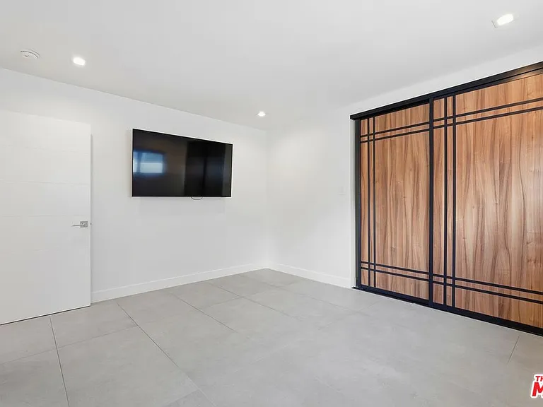 5735 Saloma Ave — Photo 42